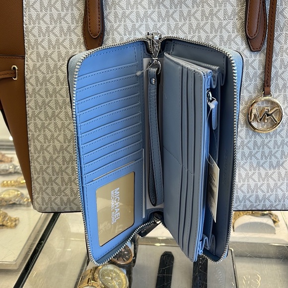 MICHAEL KORS
Leather Continental Wristlet Phone Case Wallet
Pale Blue
NWT - Picture 11 of 16
